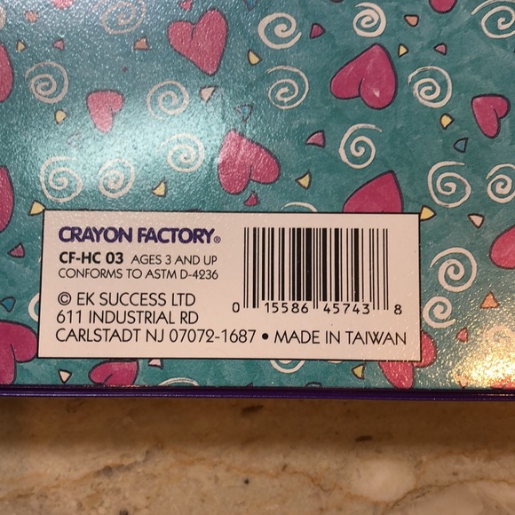 NWOT Hearts and Crafts complete enclosed watercolor kit - Picture 7 of 12